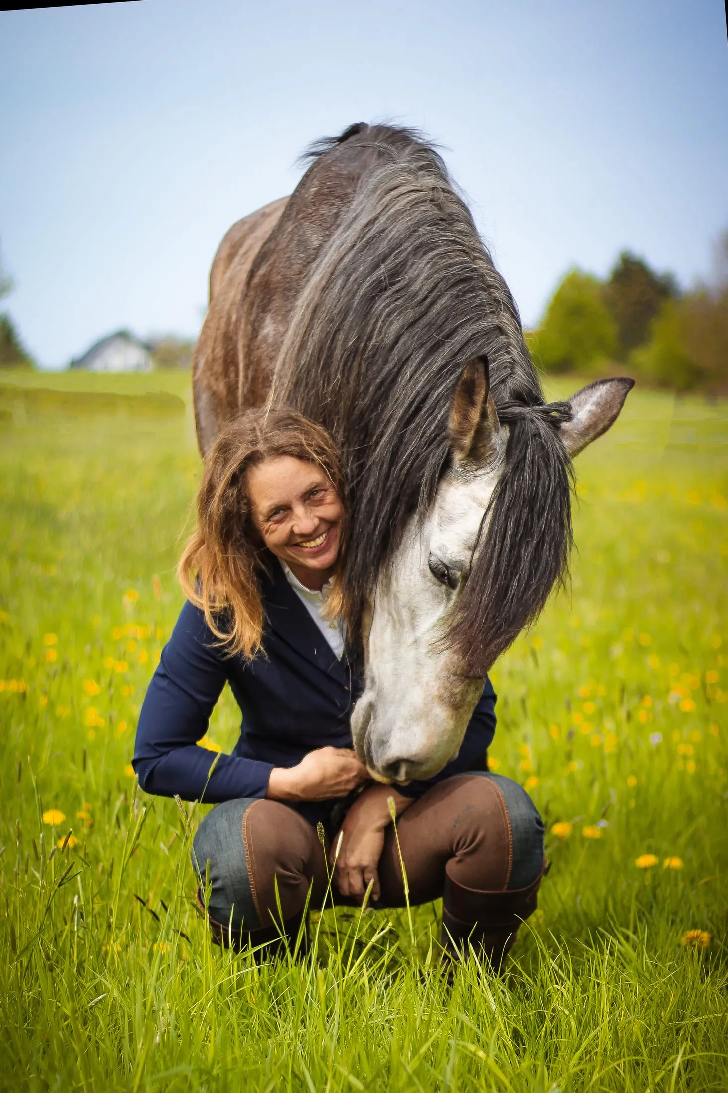 Dr. med. vet. Daniela Camphausen mit ihrem Pferd auf der Weide